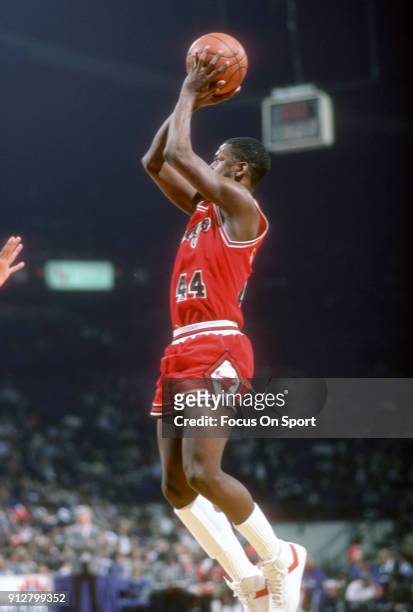 Quintin Dailey of the Chicago Bulls shoots against the Washington Bullets during an NBA basketball game circa 1985 at the Capital Centre in Landover,...