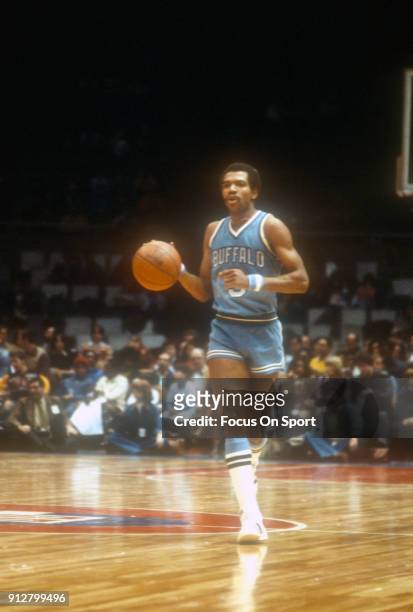 Randy Smith of the Buffalo Braves dribbles the ball against the New Jersey Nets during an NBA basketball game circa 1977 at the Rutgers Athletic...