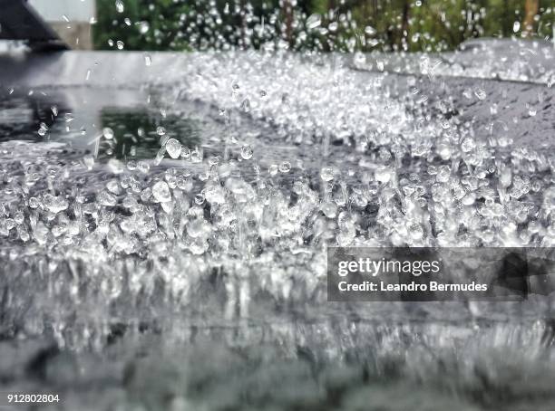 raindrops jumping about car hood. - leandro bermudes stock pictures, royalty-free photos & images