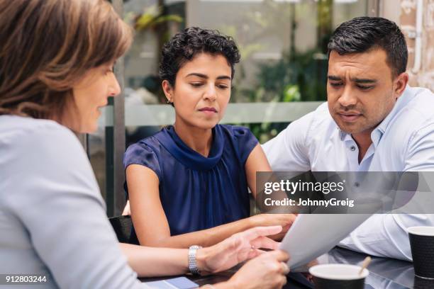 ernstige paar ontvangen professioneel advies - customer relationship stockfoto's en -beelden