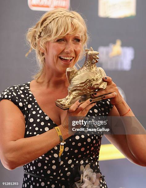 Television presenter Andrea Kiewel holds her Goldene Henne Award at the Goldene Henne 2009 awards at Friedrichstadtpalast on September 30, 2009 in...