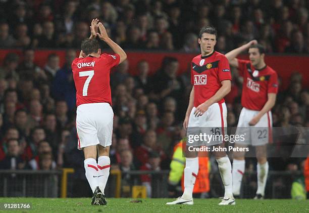 Michael Owen of Manchester United leaves the pitch with an injury during the UEFA Champions League match between Manchester United and Wolfsburg at...