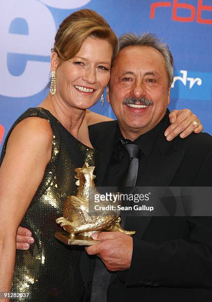 Actor Wolfgang Stumph holds his Goldene Henne Award with actress Suzanne von Borsody at the Goldene Henne 2009 awards at Friedrichstadtpalast on...