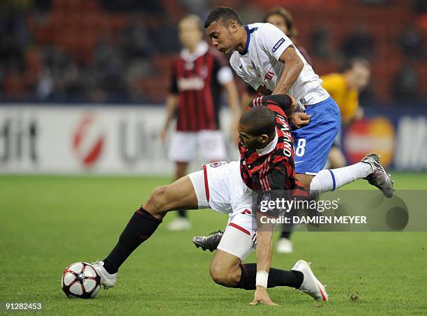 Milan's US defender Onyewu Ogushi fights for the ball with Zurich's Switzerland and Columbia forward Johan Vonlanthen at San Siro stadium in Milan,...