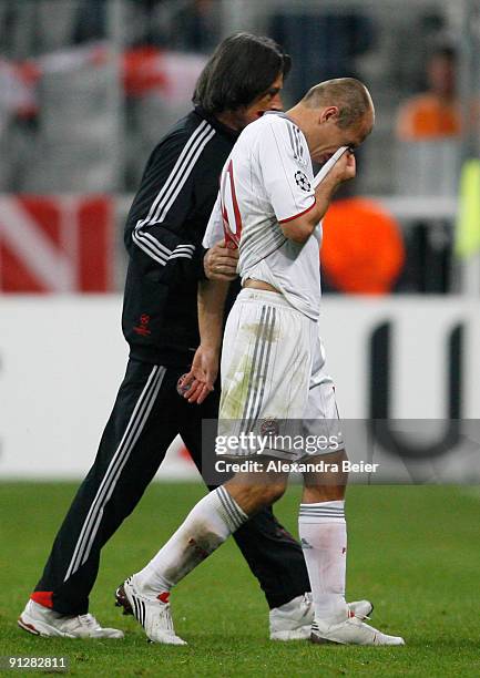 Arjen Robben of Muenchen is accompagnied by team doctor Hans-Wilhelm Mueller-Wohlfahrt during the UEFA Champions League Group A match between FC...