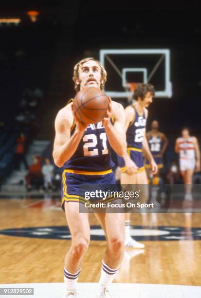 Rick Adelman of the New Orleans Jazz shoots a free throw against the Washington Bullets during an NBA basketball game circa 1975 at the Capital...