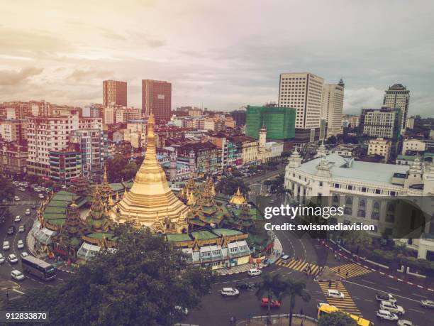 aerial gesichtspunkt der sule-pagode in yangon stadt, myanmar - yangon stock-fotos und bilder