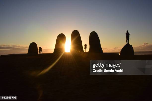 la mano de punta del este at sunset - de la mano stock pictures, royalty-free photos & images