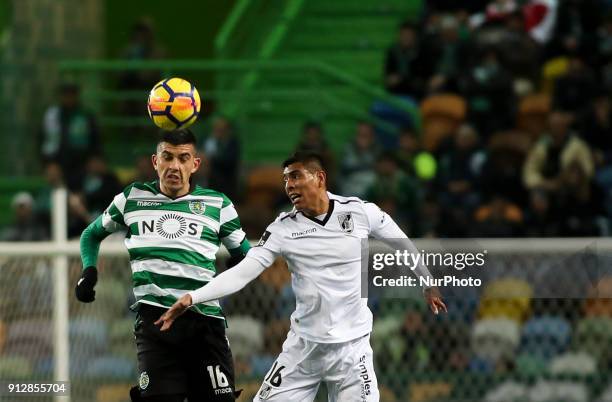 Sporting's midfielder Rodrigo Battaglia vies with Guimaraes's forward Paolo Hurtado during the Portuguese League football match between Sporting CP...