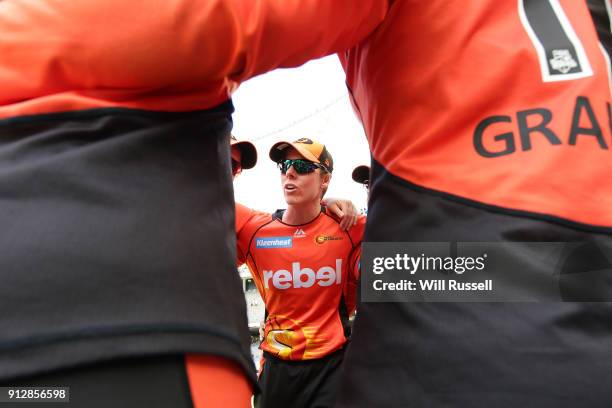 Elyse Villani of the Scorchers speaks to the huddle during the Women's Big Bash League match between the Sydney Thunder and the Perth Scorchers at...