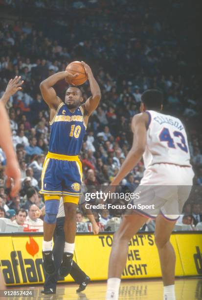 Tim Hardaway of the Golden State Warriors shoots against the Washington Bullets during an NBA basketball game circa 1993 at the Capital Centre in...