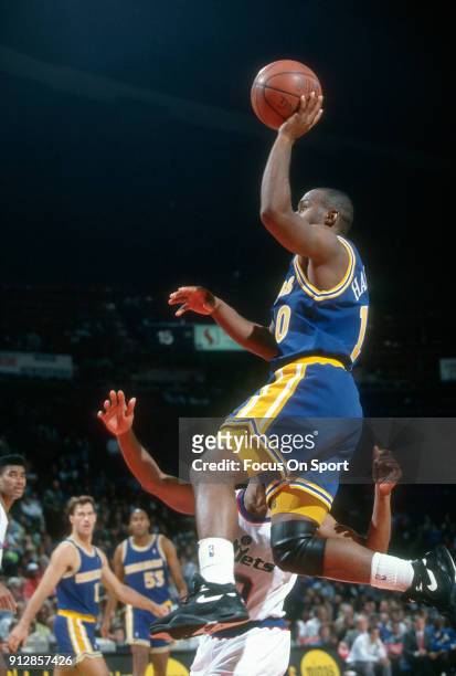 Tim Hardaway of the Golden State Warriors shoots against the Washington Bullets during an NBA basketball game circa 1992 at the Capital Centre in...