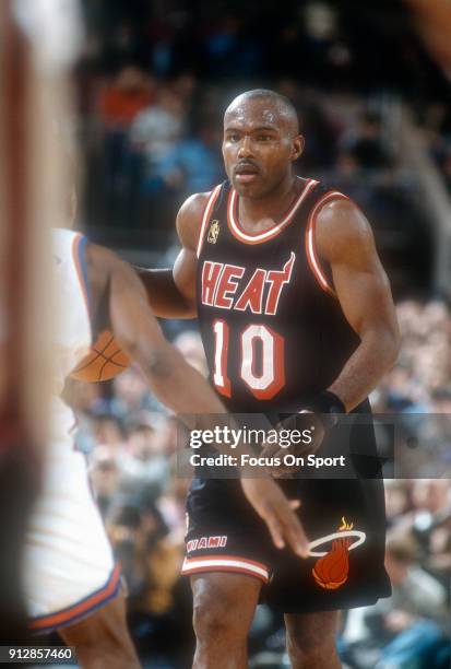 Tim Hardaway of the Miami Heat dribbles the ball up court against the Washington Bullets during an NBA basketball game circa 1997 at the US Airways...