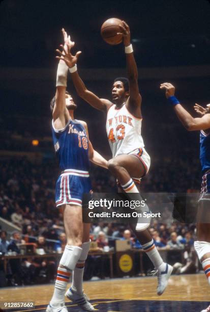 Toby Knight of the New York Knicks shoots over Tom Burleson of the Kansas City Kings during an NBA basketball game circa 1978 at Madison Square...