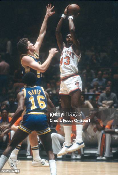Toby Knight of the New York Knicks shoots against the Indiana Pacers during an NBA basketball game circa 1978 at Madison Square Garden in the...