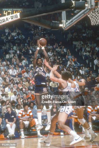Toby Knight of the New York Knicks shoots against the Washington Bullets during an NBA basketball game circa 1979 at the Capital Centre in Landover,...