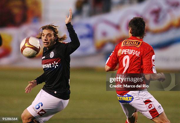 Jonathan Bottinelli of Argentina's San Lorenzo vies for the ball with Juan Cavallo of Peru's Cienciano during their 2009 Copa Sudamericana soccer...