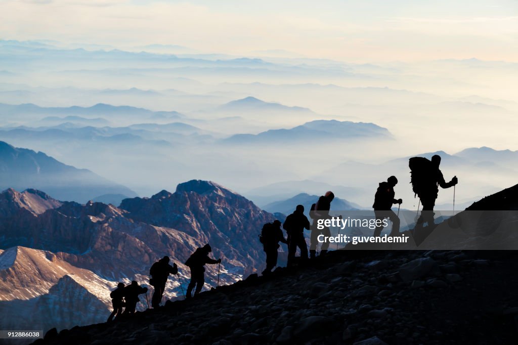 Silhouetten von Wanderern in der Dämmerung