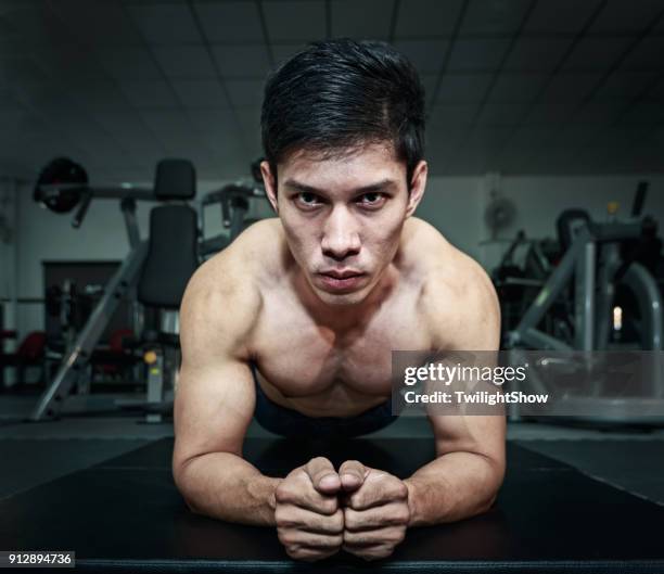 planche entrainement - asian six pack photos et images de collection