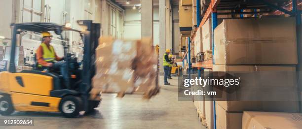heben ein feld in einem lagerhaus gabelstapler - box lifting technique stock-fotos und bilder