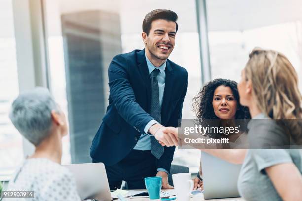 bienvenido al equipo - hombre con grupo de mujeres fotografías e imágenes de stock