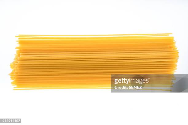 high angle view of uncooked spaghetti - espaguete fotografías e imágenes de stock