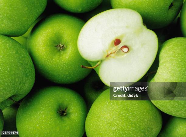 group of apples - green apples stockfoto's en -beelden