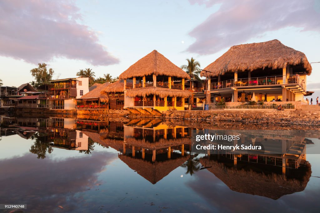 Bars and restaurants in El Tunco Beach