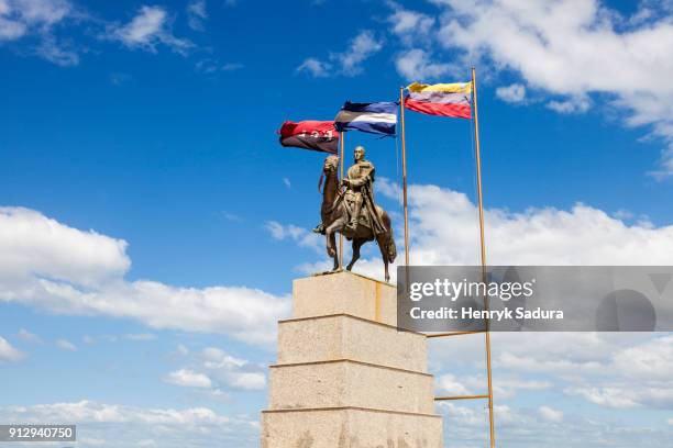 simon bolivar monument in managua - simon bolivar stock pictures, royalty-free photos & images