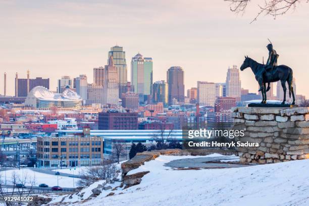 the scout statue and kansas city panorama at sunrise - ミズーリ州 カンザスシティ ストックフォトと画像