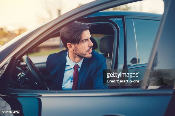 businessman opening the car door - abrir a porta sair imagens e fotografias de stock