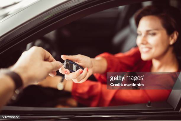 businesswoman buying car - chave de carro imagens e fotografias de stock