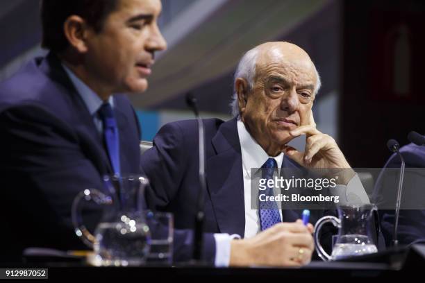Francisco Gonzalez, chairman of Banco Bilbao Vizcaya Argentaria SA , right, looks on as Carlos Torres, chief executive officer of Banco Bilbao...
