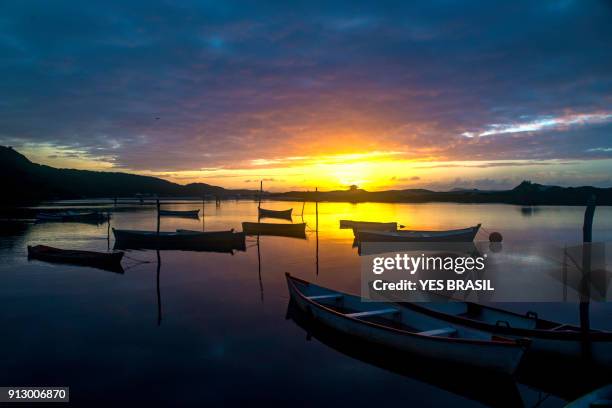la explosión de colores de amanecer - guarda do embau, santa catarina, brasil - guarda sol de praia fotografías e imágenes de stock