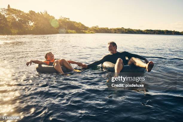 nos encanta pasar tiempo juntos - agua estancada fotografías e imágenes de stock