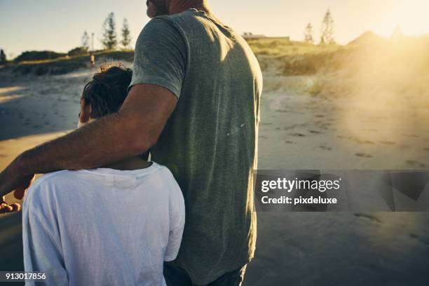 es importante tener tiempo padre e hijo - brazo sobre el hombro fotografías e imágenes de stock