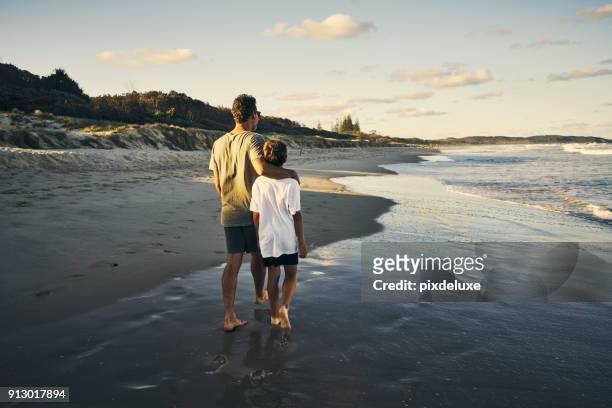 zoals voetafdrukken in het zand is onze tijd samen beperkt - australian family time stockfoto's en -beelden