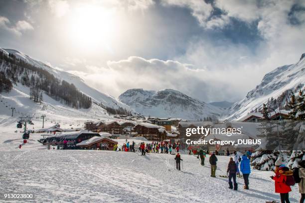 multitud de turistas disfrutando y esquí en val d ' isère de esquí francesa en montañas de los alpes en invierno - parque nacional vanoise fotografías e imágenes de stock