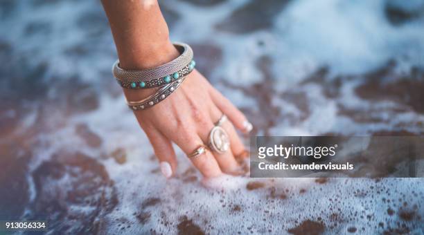 giovane donna con gioielli in stile boho in spiaggia - gioielli foto e immagini stock