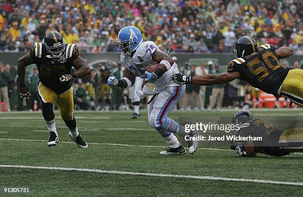 LenDale White of the Tennessee Titans runs in for a touchdown against the New York Jets during the game on September 27, 2009 at Giants Stadium in...