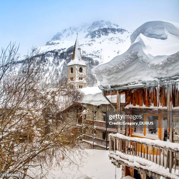 nieve en el techo y la temperatura fría común chalet en francés de esquí de val d ' isere - savoy hotel fotografías e imágenes de stock