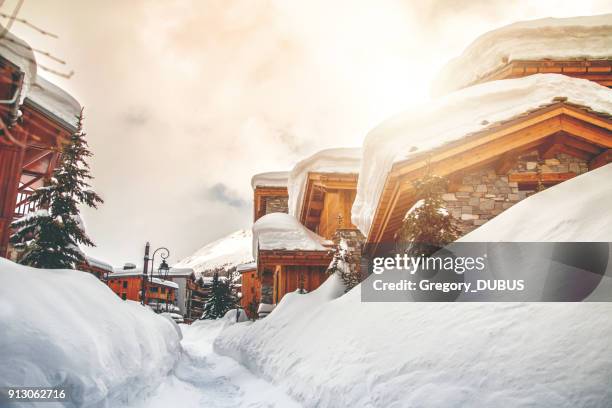 madera sendero chalet y nieve en la estación de esquí francesa de val d ' isere - savoy hotel fotografías e imágenes de stock