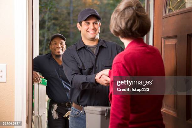 deben llega a puerta del cliente para reparaciones del hogar. - oficio en servicios fotografías e imágenes de stock