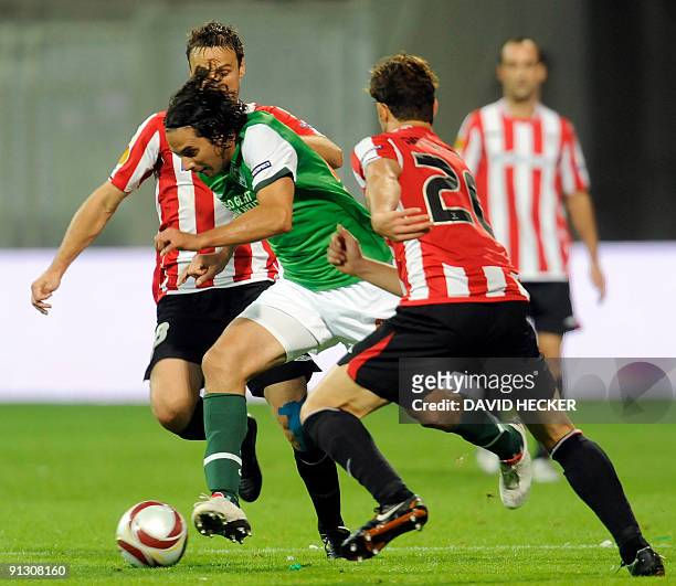 Werder Bremen's Peruvian striker Claudio Pizarro vies with Bilbao's Aitor Ocio during their UEFA Europa League football match Werder Bremen �...