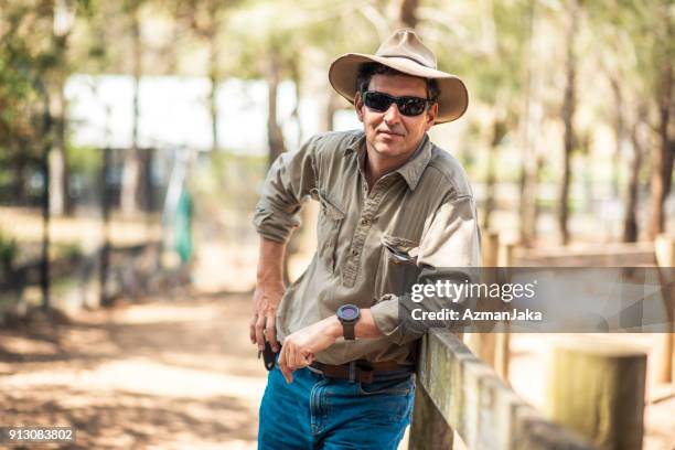 bauer auf einer australischen farm - australische herder stock-fotos und bilder