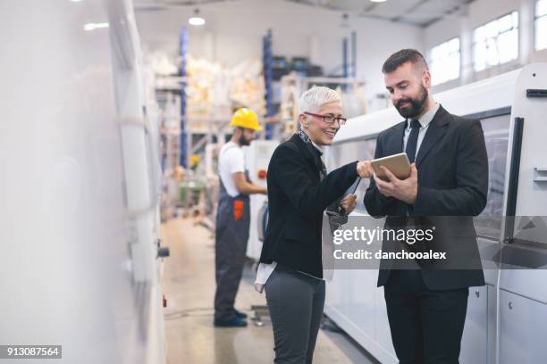 qualitätsprüfer in der fabrik - factory ipad stock-fotos und bilder