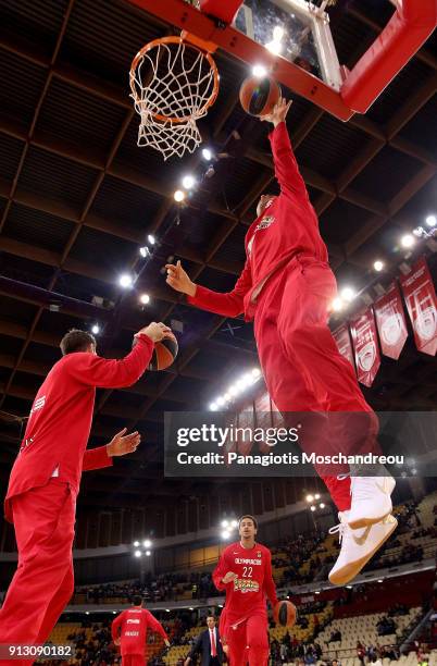 Vangelis Mantzaris, #17 of Olympiacos Piraeus warm up before the 2017/2018 Turkish Airlines EuroLeague Regular Season Round 21 between Olympiacos...