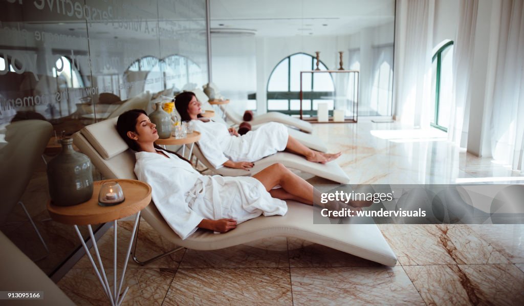 Jeunes femmes en robes blanches détente au centre spa beauté