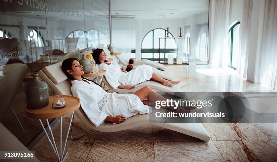 Jeunes femmes en robes blanches détente au centre spa beauté Jeunes femmes en robes blanches détente au centre spa beauté