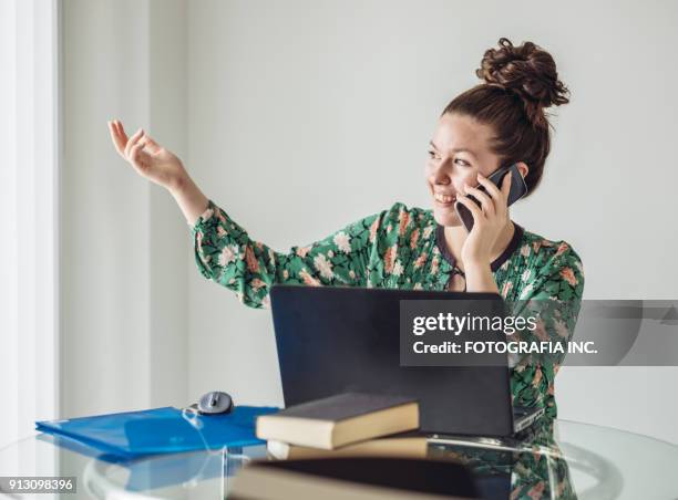 trabajar desde casa - stereotypical fotografías e imágenes de stock